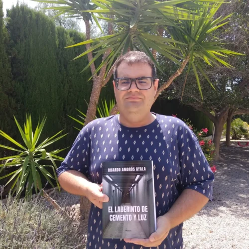 Ricardo Amorós Ayala irrumpe en la narrativa española con un debut que eriza la piel