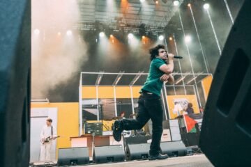 Carolina Durante quiere ser el grupo de tu generación y no les importa el año en que naciste: la muleta de Diego marca su camino hacia el cielo en el Bilbao BBK Live
