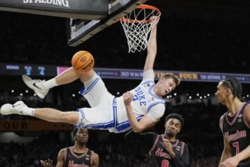 Cooper Flagg debuta con los Dallas Mavericks con un tapón decisivo: “Su aplomo es increíble”
