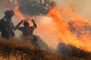 Dos incendios en Grecia obligan a evacuar a un total de 6.200 personas