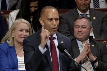 El demócrata Jeffries bate el récord del discurso más largo en la Cámara Baja en protesta contra la ley fiscal de Trump