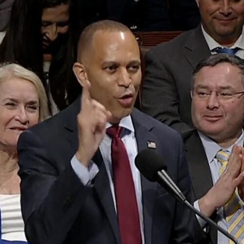 El demócrata Jeffries bate el récord del discurso más largo en la Cámara Baja en protesta contra la ley fiscal de Trump