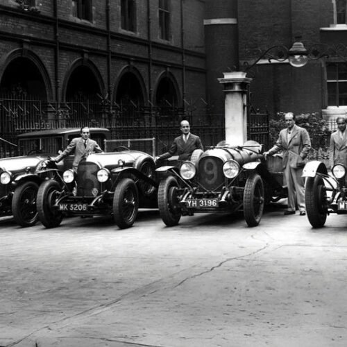 Cuatro Bentley se preparan para Le Mans Classic recreando una icónica foto de los Bentley Boys