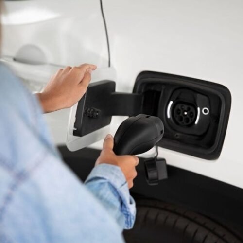 Las matriculaciones de vehículos electrificados se disparan casi un 80% en el primer semestre de 2025