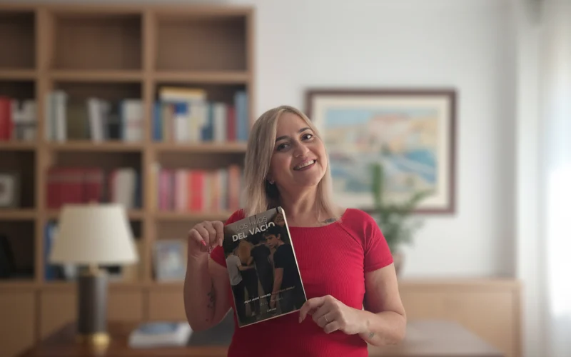 Laura Sebastiá Palau da voz al silencio adolescente con su nueva obra: una historia tan real que duele