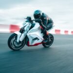 Probamos la nueva Ultraviolette F77, una futurista y ambiciosa naked eléctrica