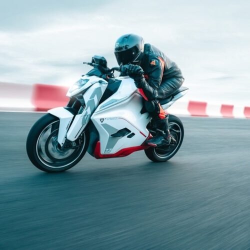 Probamos la nueva Ultraviolette F77, una futurista y ambiciosa naked eléctrica