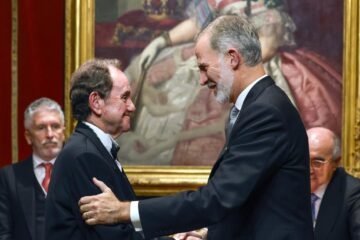 El emocionado abrazo del Rey a Jaime Alfonsín, nuevo académico de Ciencias Políticas