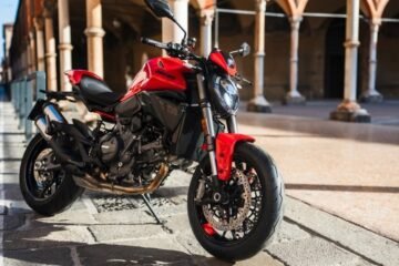 Ducati renueva su Monster, ahora más equipada, ligera y con el nuevo V2