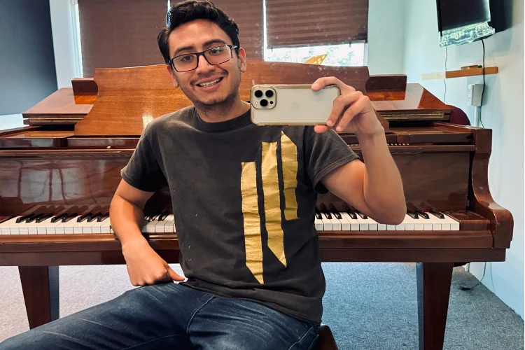 Salvador Ismael Barranco García emociona con Antes de conocerte, una novela romántica que explora el amor, la dependencia y la fuerza de encontrarse a uno mismo