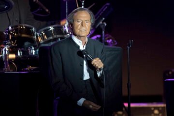 Julio Iglesias reclama a la Fiscalía de la Audiencia Nacional la denuncia de las trabajadoras y considera «insólito» no disponer de una copia