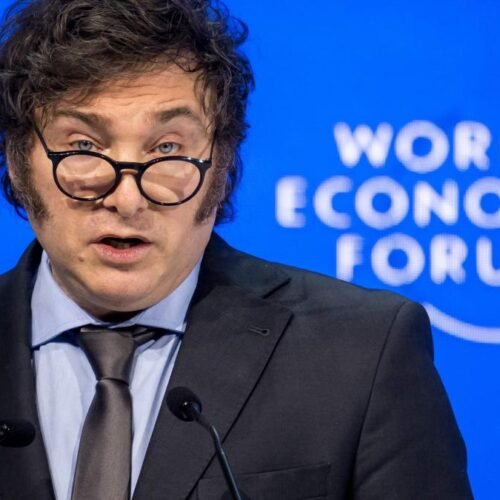 Milei exhibe sus “enormes logros” y aplaude la derechización en América