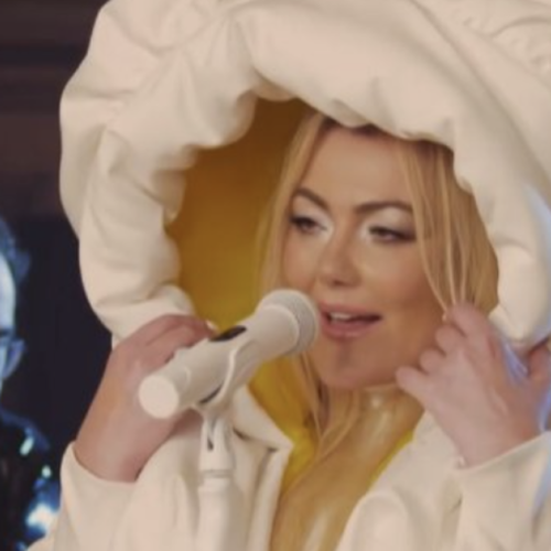 El último look de Amaia Montero de ‘La Oreja de Van Gogh’ llena las redes de memes: “¿Por qué es una palomita?”