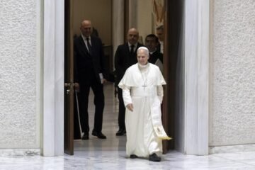 Tres cardenales cercanos al Papa condenan con dureza la “política destructiva” de Trump