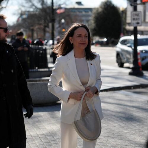 Machado entrega a Trump su medalla del Nobel de la Paz en su intento de cortejarlo