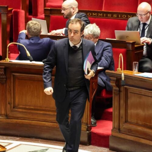 El Gobierno francés hace concesiones a derecha e izquierda para sobrevivir