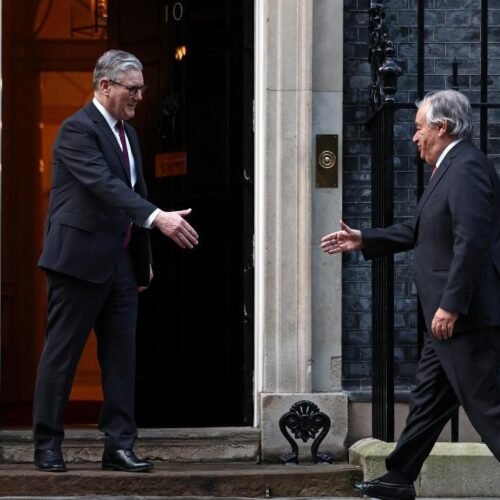 Postrarse ante Trump no funciona