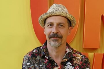 El actor Fele Martínez (‘Machos Alfa’) desvela una sorprendente anécdota de su primer amor: »Nos enviábamos cartas. Me dijo que me iba a besar y me acojoné»