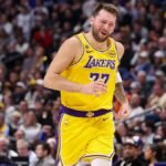 Histórico triple-doble de Doncic para guiar la remontada de los Lakers