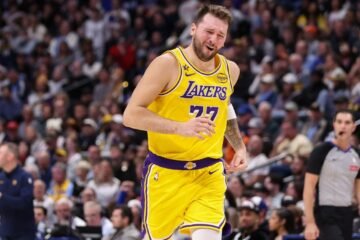 Histórico triple-doble de Doncic para guiar la remontada de los Lakers