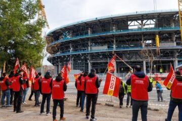 CC.OO. acampa de forma indefinida frente al Camp Nou como protesta a los despidos