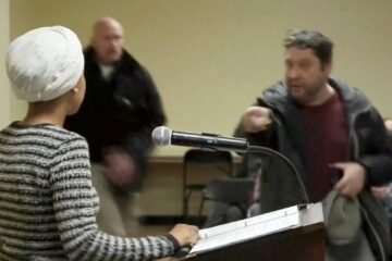 Tensión en Minneapolis: un hombre rocía con líquido a la congresista demócrata Ilhan Omar en un mitin