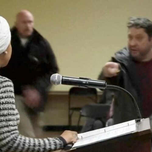 Tensión en Minneapolis: un hombre rocía con líquido a la congresista demócrata Ilhan Omar en un mitin