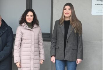 La infanta Sofía visita el centro de cría de perros guía de la ONCE en su segundo acto oficial en solitario