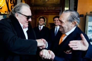 Gérard Depardieu y el fotógrafo italiano que le demandó por agresión sellan la paz con un beso