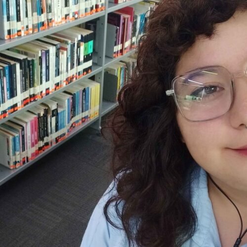 Charlie Cortés Antilao consolida su debut literario con una fantasía romántica de identidad y valentía