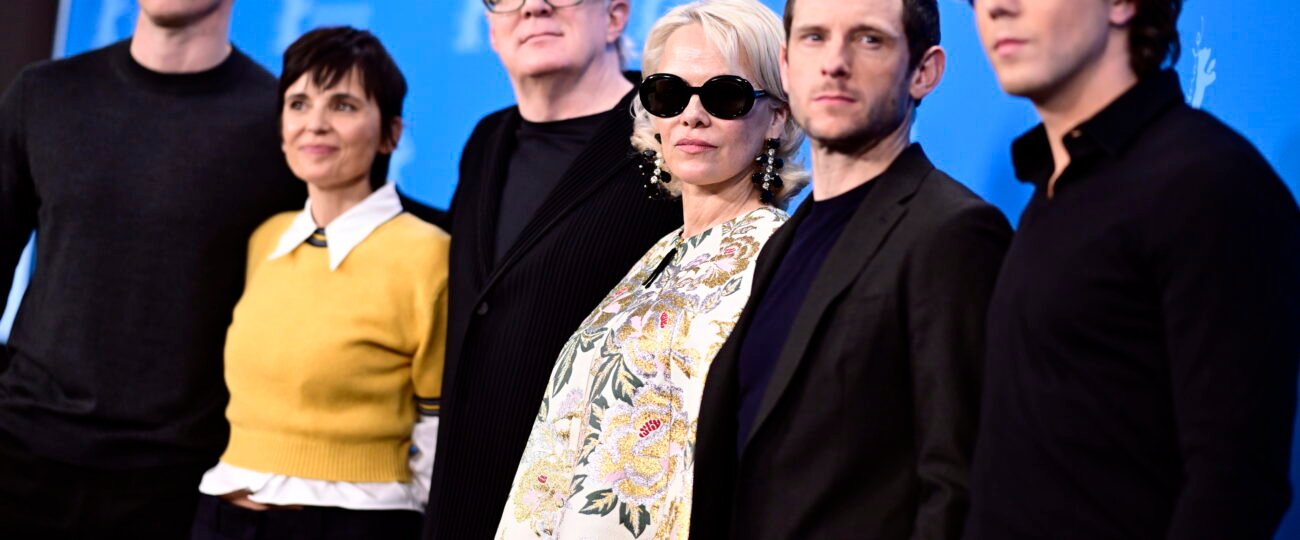 Rosebush Pruning: Karim Aïnouz se desorienta por el camino que lleva a Yorgos Lanthimos en una sátira tan boba como seductora (***)