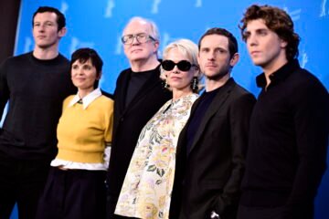 Rosebush Pruning: Karim Aïnouz se desorienta por el camino que lleva a Yorgos Lanthimos en una sátira tan boba como seductora (***)