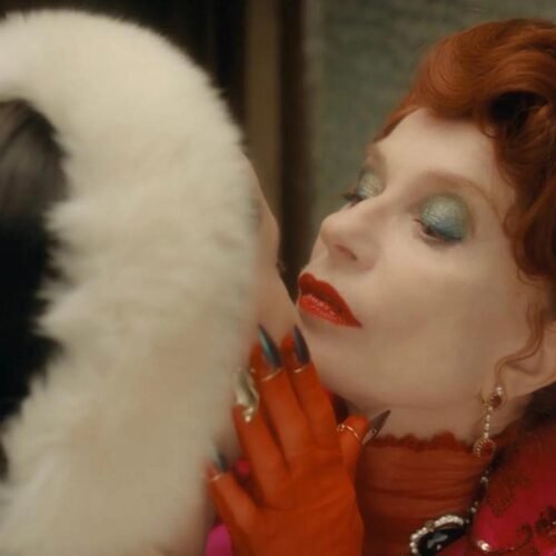 The Blood Countess: Isabelle Huppert se atreve con todo, ahora como la más sangrienta reina ‘queer’ de los vampiros (****)