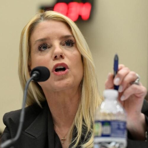 La fiscal general de EE.UU. se defiende a gritos de las acusaciones de encubrimiento en los archivos de Epstein