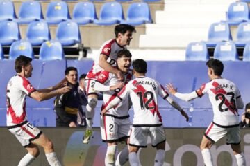 Un Rayo en el exilio devuelve al Atlético a su cruda realidad en la Liga
