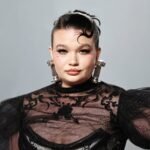 Lola Young habla de cómo está lidiando con su adicción a las drogas tras su colapso en el escenario en 2025: “Estoy mucho mejor”