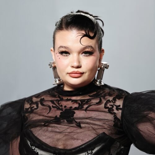 Lola Young habla de cómo está lidiando con su adicción a las drogas tras su colapso en el escenario en 2025: “Estoy mucho mejor”