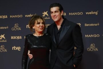 Mario Casas vive un momento inolvidable con su madre en Los Goya: “Es un regalo que me haya acompañado”