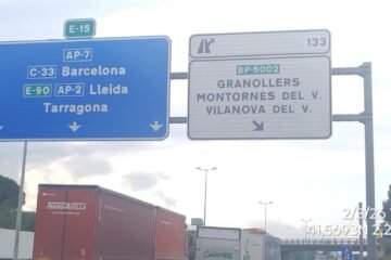 Transportes empieza a corregir las señales de tráfico que se habían castellanizado en autopistas catalanas