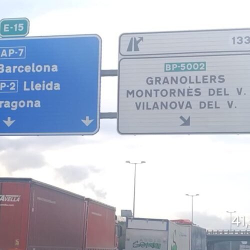 Transportes empieza a corregir las señales de tráfico que se habían castellanizado en autopistas catalanas