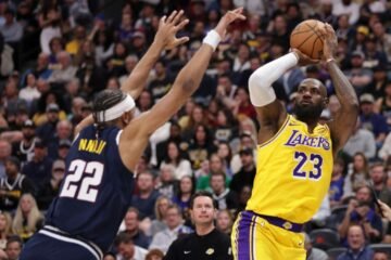 LeBron James supera otro récord de Abdul-Jabbar, pero se lesiona el codo