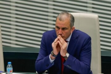 Ortega Smith reta a Vox a expulsarlo del Congreso y denuncia al partido