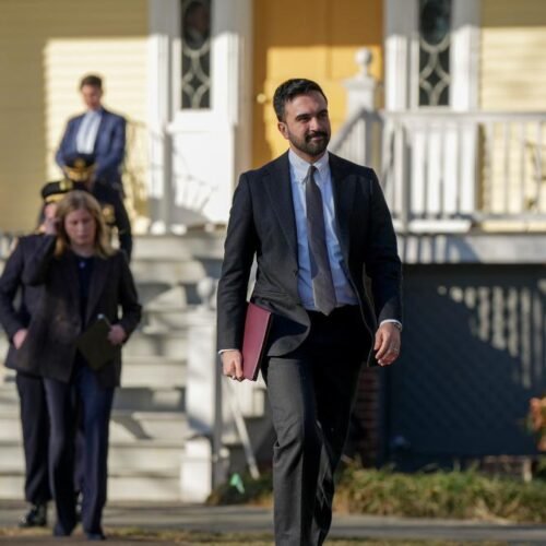 Lanzan una bomba casera cerca de la residencia del alcalde Zohran Mamdani durante una protesta antiislámica en Nueva York