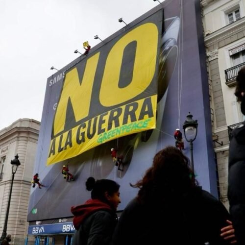 Greenpeace coloca una gran pancarta en Sol con el lema de “No a la guerra”