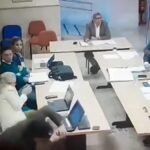 Un concejal del PSOE deja el acta por lanzar un vaso de café a un portavoz de Vox