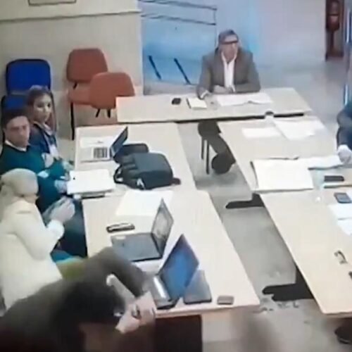 Un concejal del PSOE deja el acta por lanzar un vaso de café a un portavoz de Vox