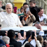 Entrañable imagen en la plaza de San Pedro: León XIV bendice a un ‘minipapa’
