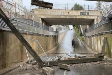 Cae parte de un puente de la R3 afectado por las obras de Rodalies en La Garriga