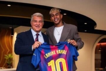 Lamine Yamal cuelga una foto junto a Joan Laporta el día de la jornada de reflexión