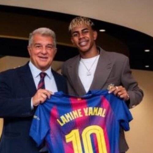 Lamine Yamal cuelga una foto junto a Joan Laporta el día de la jornada de reflexión